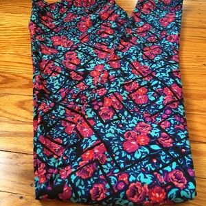 Lularoe TC rose 🌹 garden print leggings!